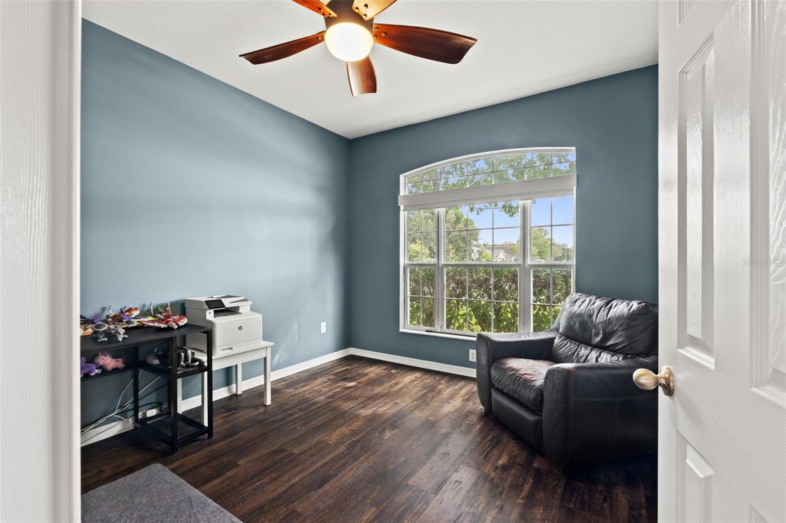 Need a dedicated workspace? The separate den provides the privacy and flexibility to work comfortably from home.