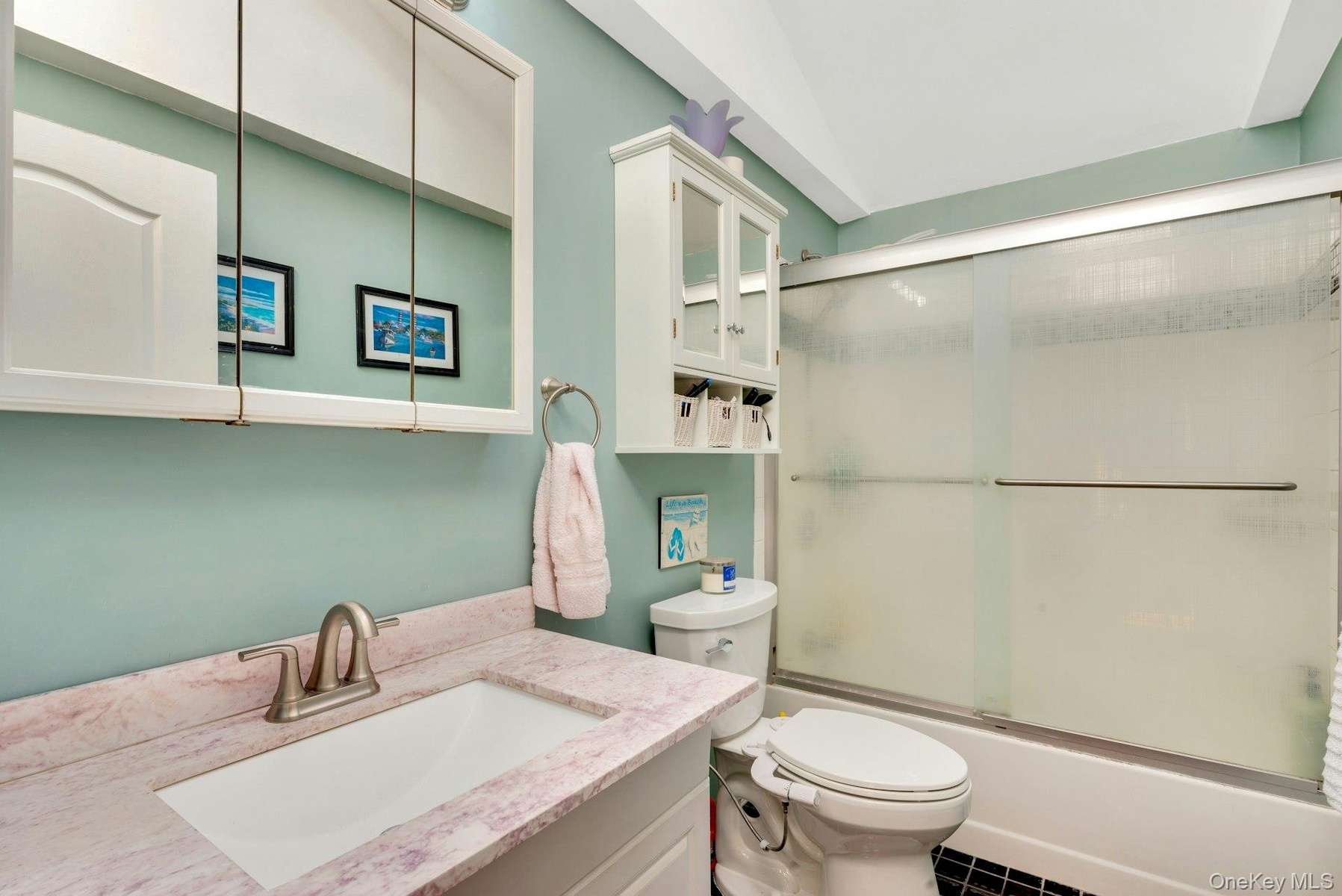 2nd floor Full Bathroom