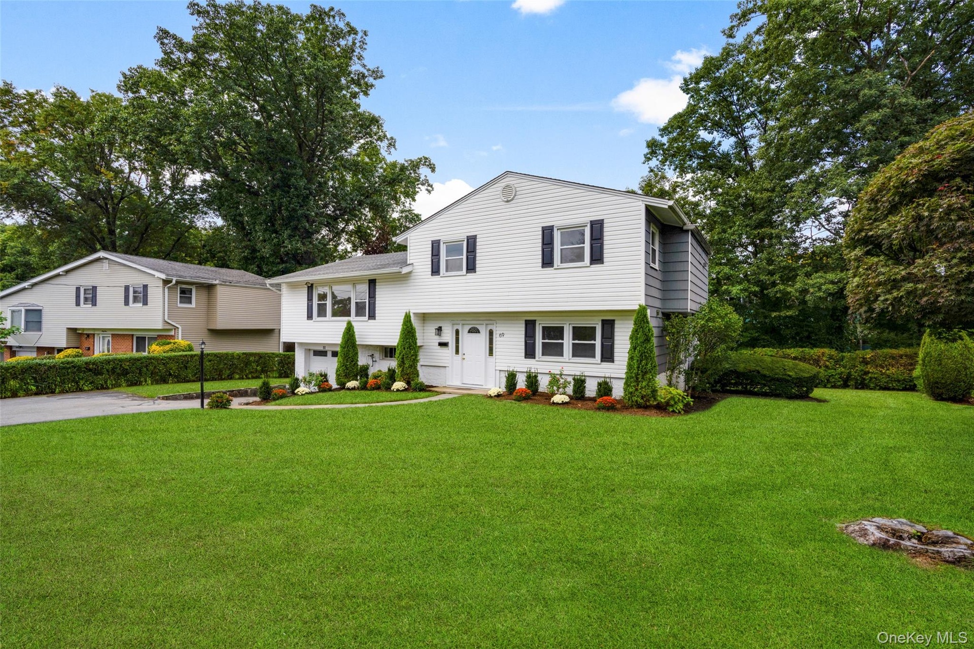 A generous level lawn that’s both beautiful and easy to enjoy.