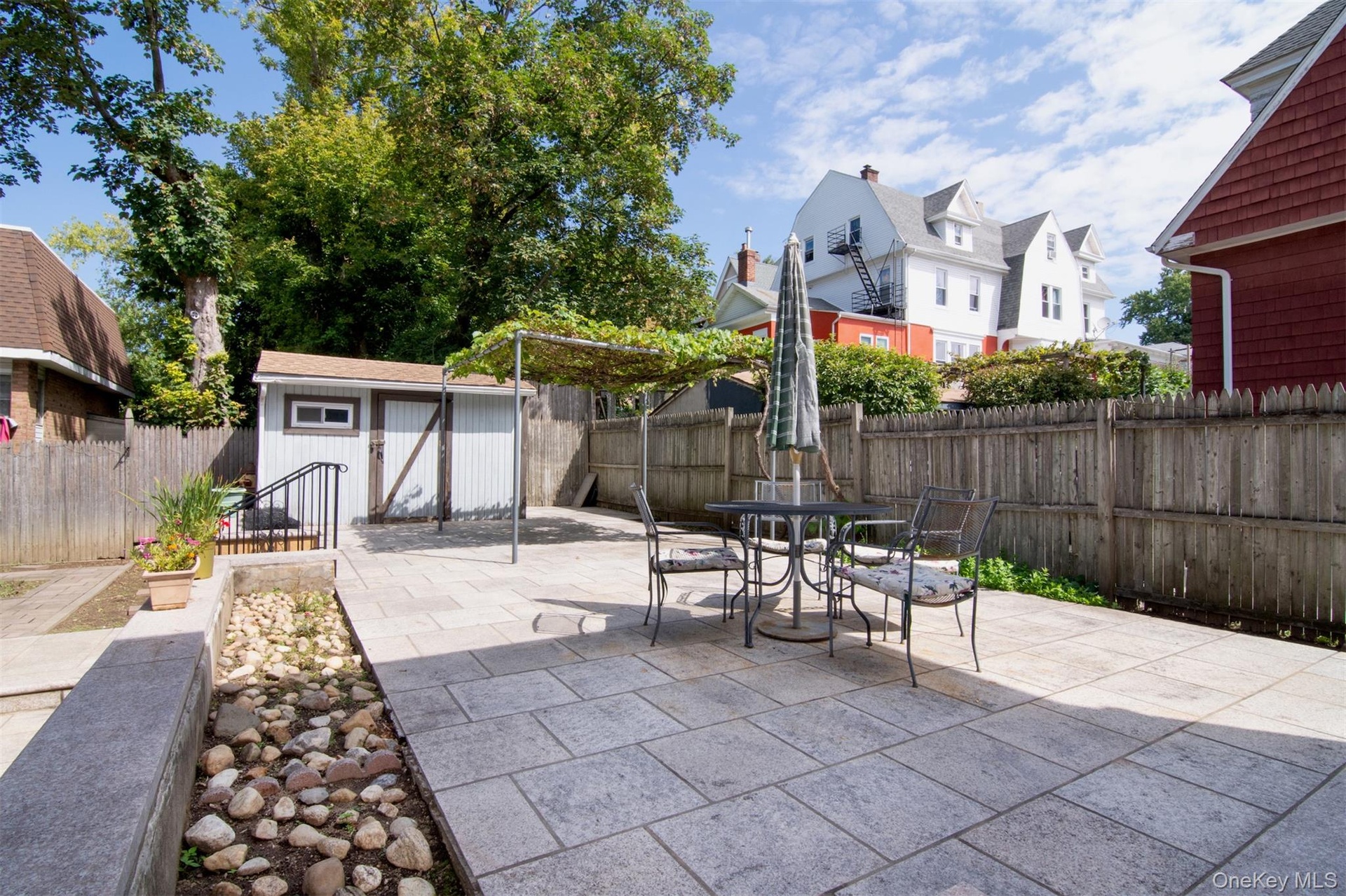 Upper Patio that's great entertainment space