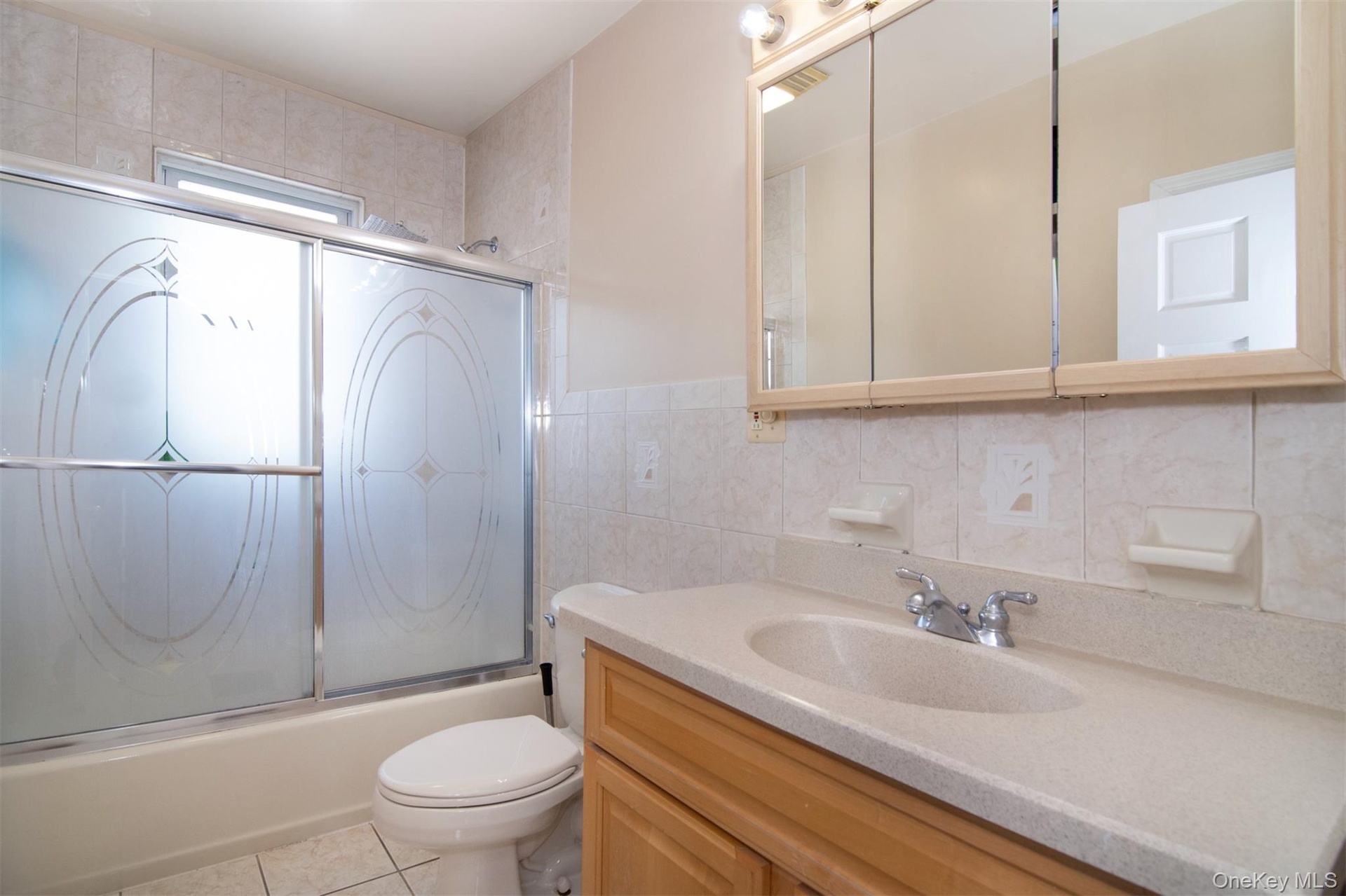 2nd Floor Bathroom with Tub/Shower