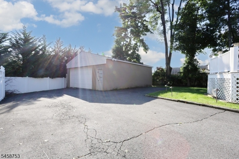 Driveway with turnaround space