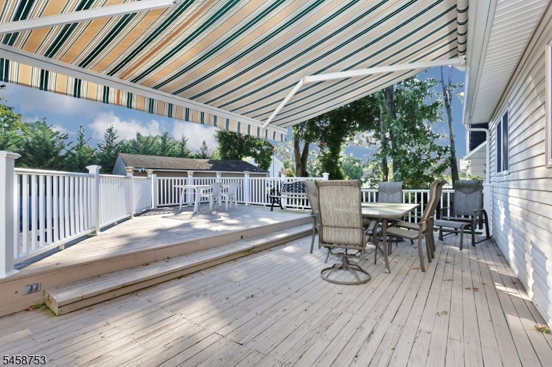 2 tiered Deck with Awning