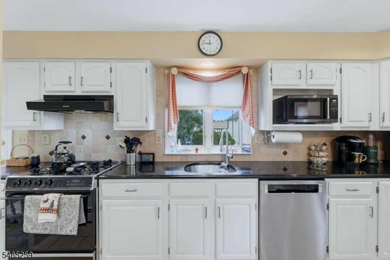 Eat-In Kitchen