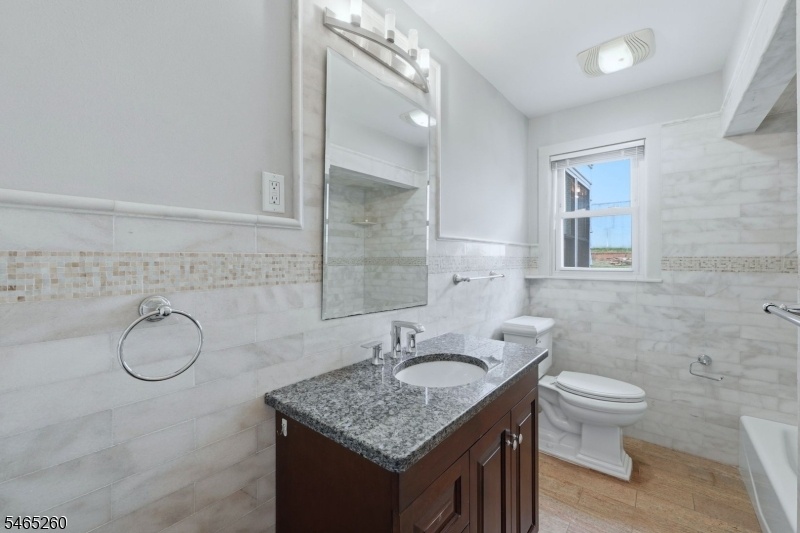 Full Bathroom (unit 1)