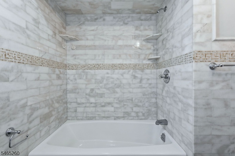 Full Bathroom (unit 1)