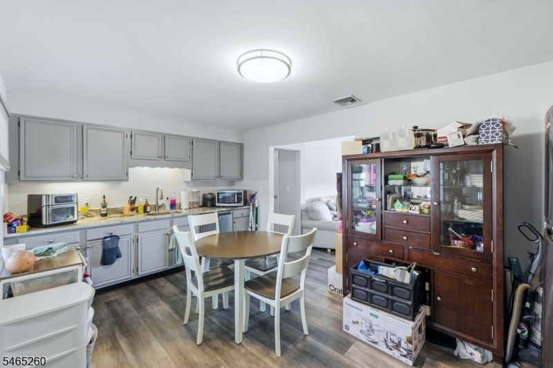 Eat-in Kitchen (unit 2)