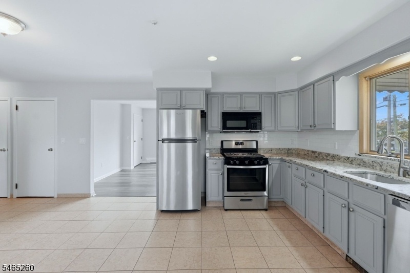 Eat-In Kitchen (unit 1)