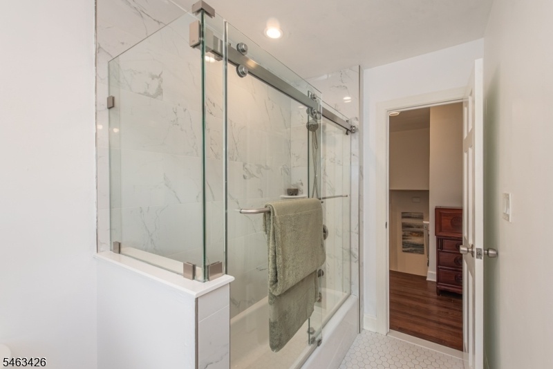Full Bath w/ Tub Shower