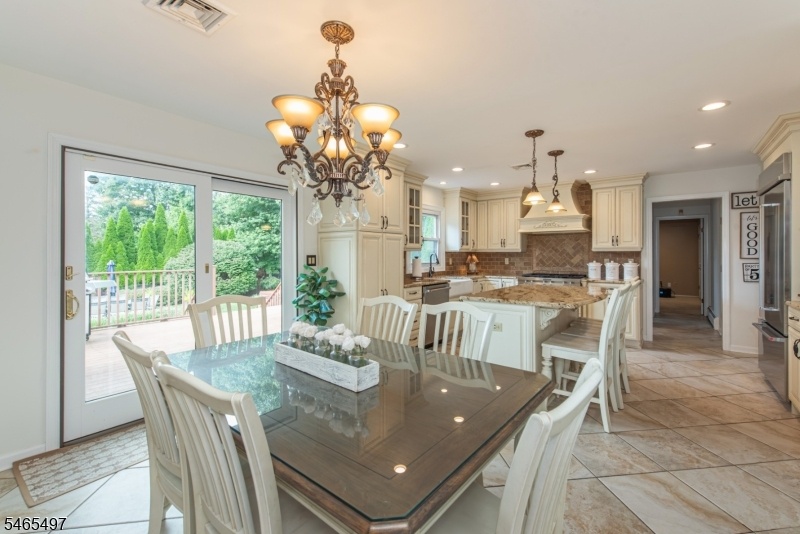 Eat-in kitchen