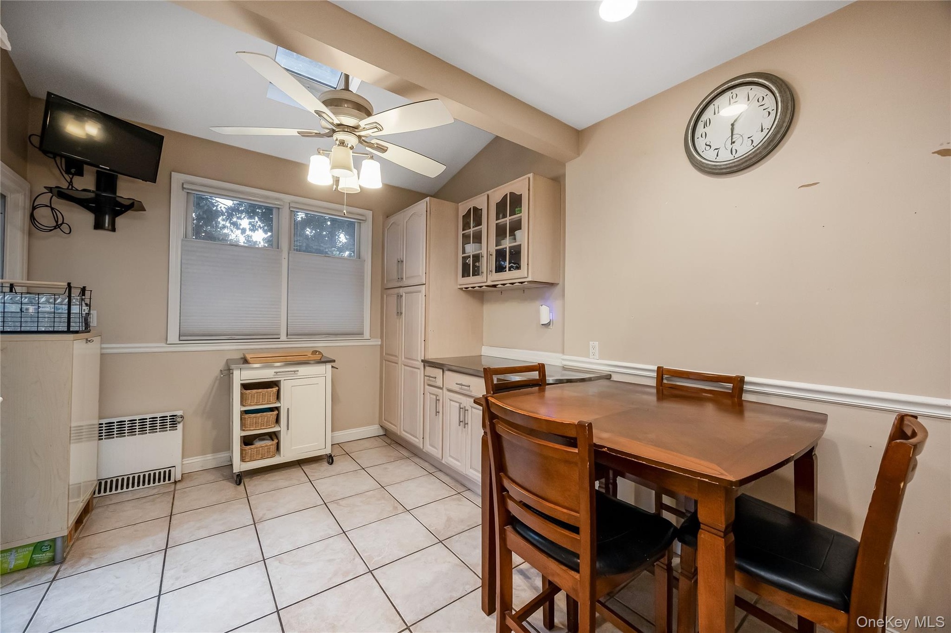 Eat-in kitchen/breakfast nook.