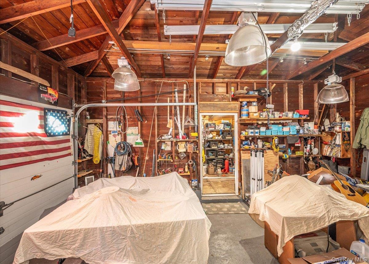 Garage w/Breezeway
