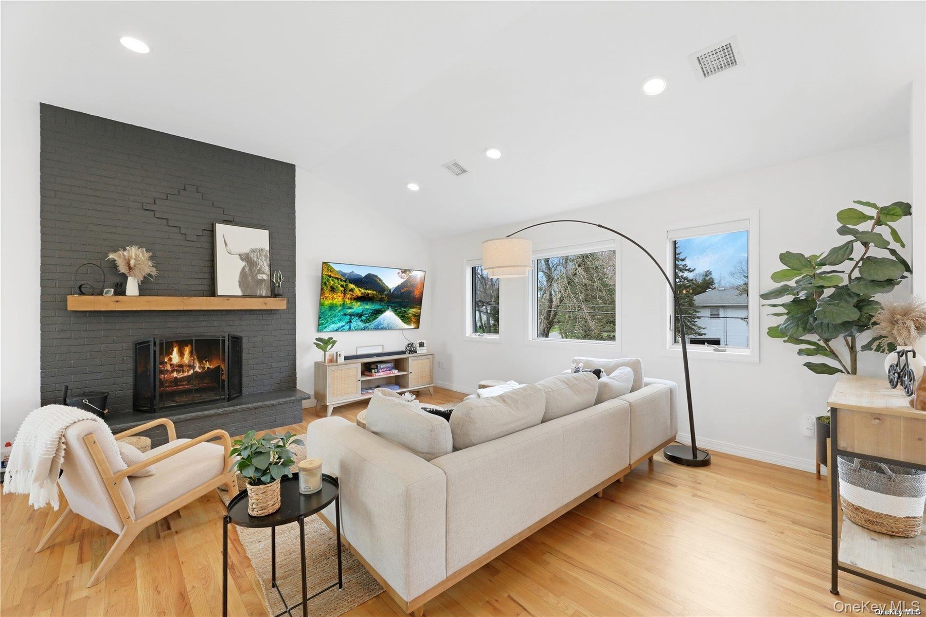 Stylish Living Room w/Fireplace