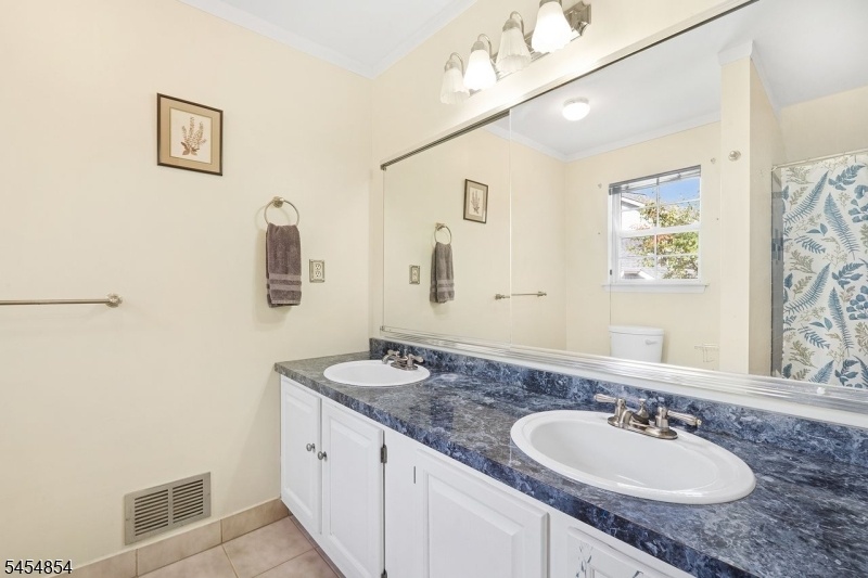 Main Bathroom w/Double Vanity