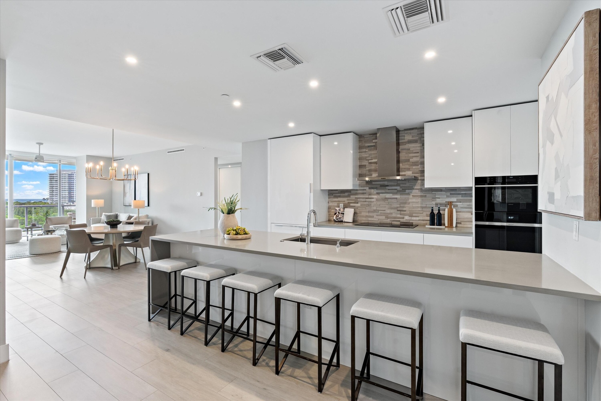 Counter seating/Open kitchen