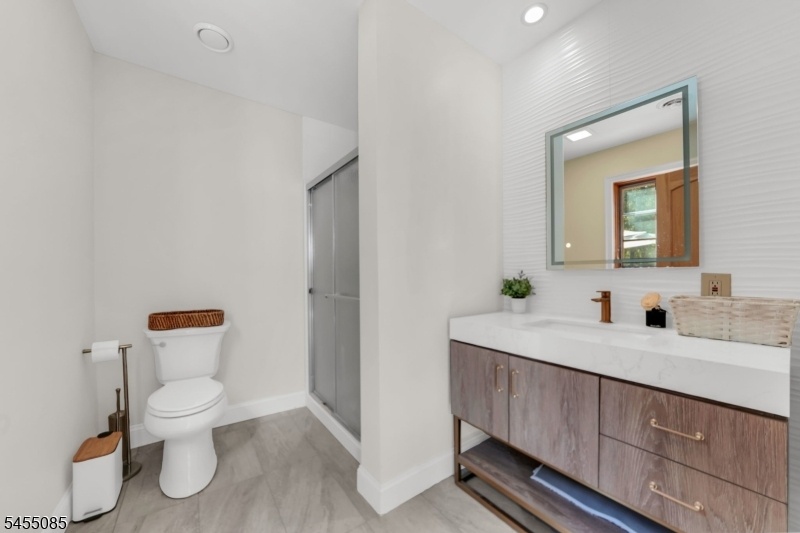 1st floor main bathroom