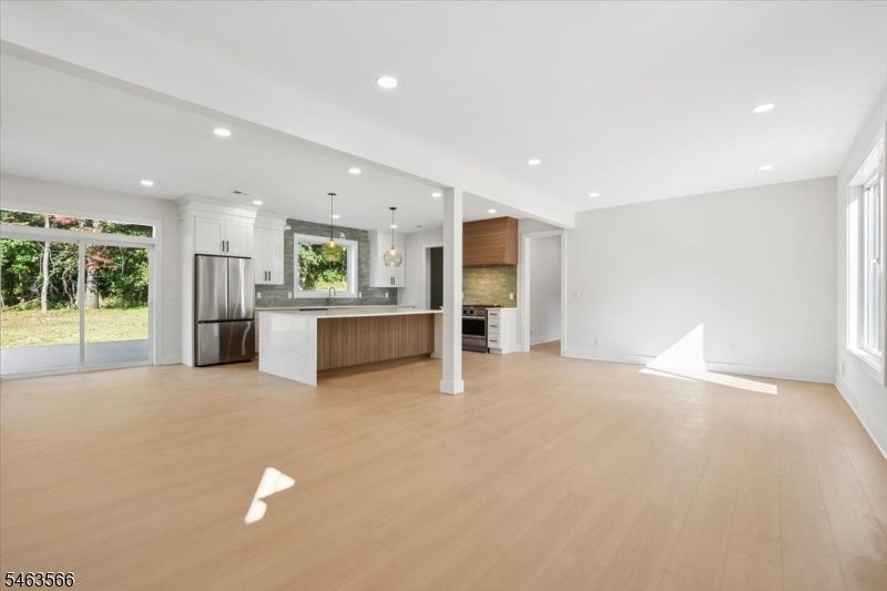 Open concept foyer & dining