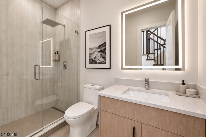 Virtually staged full bath