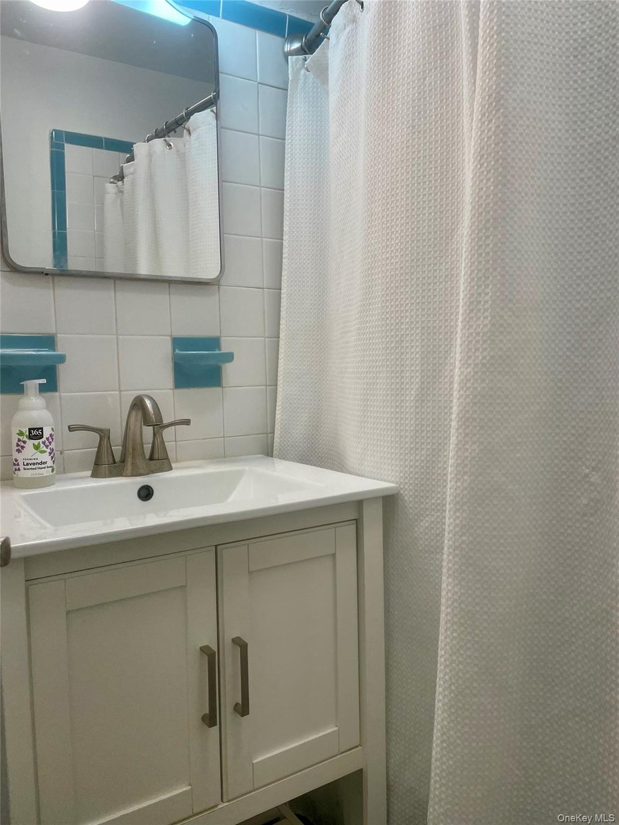 2nd Full bath with vanity, bath tub