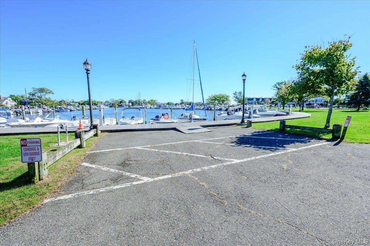 Nearby park/marina