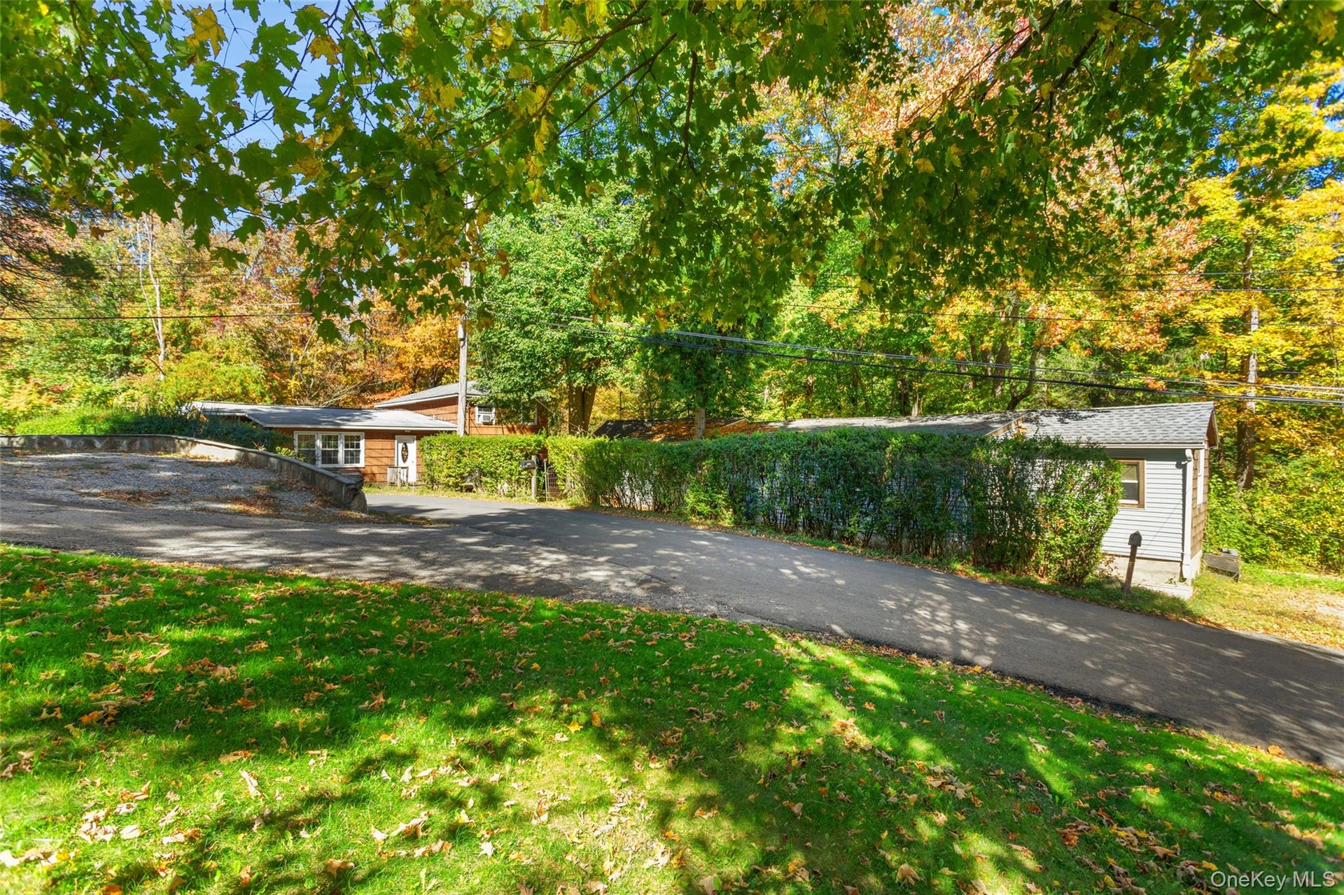 Street view showing the main house on the left and the tandem 2 cottages on the right