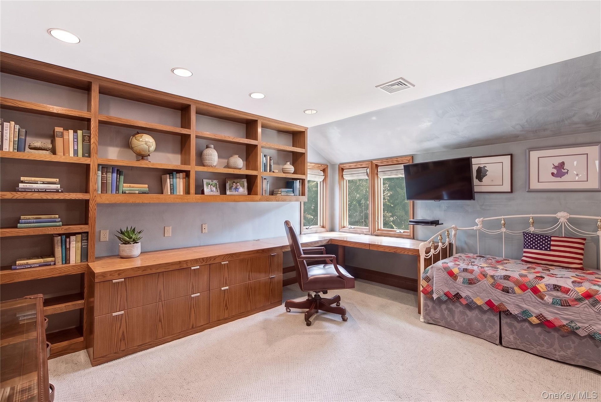 Bedroom connected to adjoining  full bathroom
