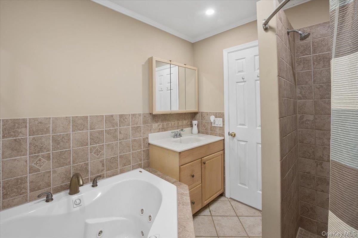 Full main bath