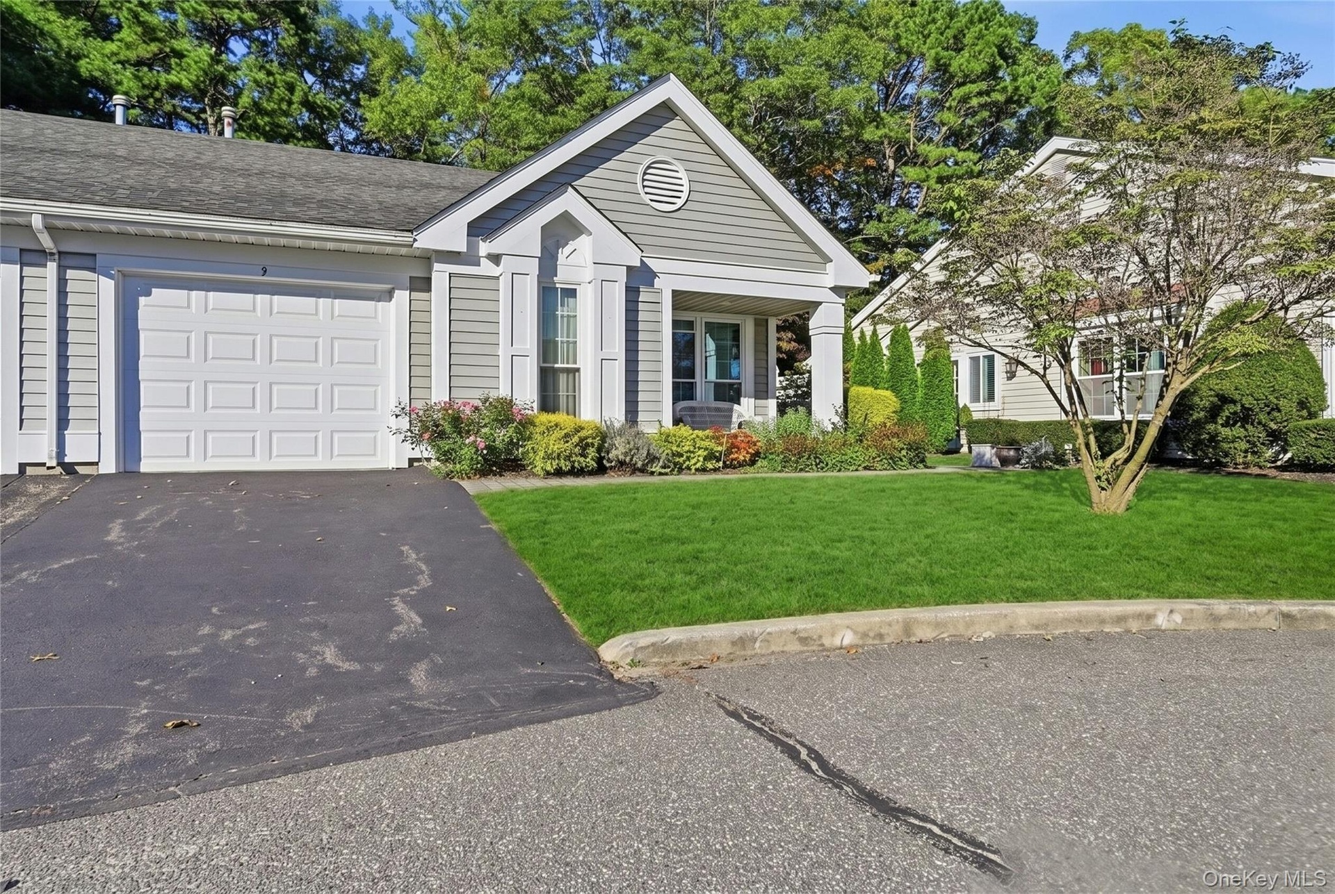 A Beautiful Location In A Quiet Cul De Sac Close To The Paseo/Community Walkway, Clubhouse & The Plethora Of Amenities That Leisure Glen Offers