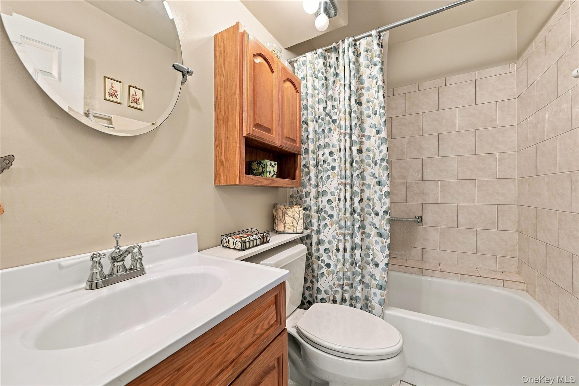 The Hall/Guest Bathroom Offers A Full Bathtub/Shower With Lovely Updated Ceramic Tile, An Upgraded Vanity & Upgraded Fixtures.