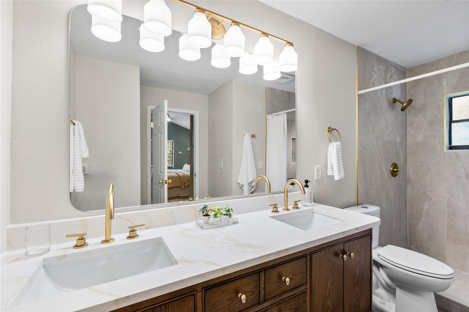 primary Bathroom w/ linen closet