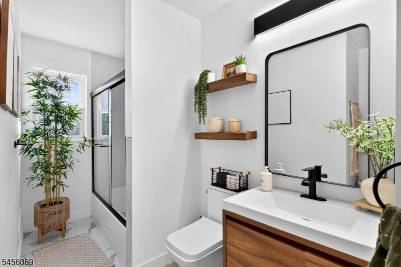 Common Bath Upstairs