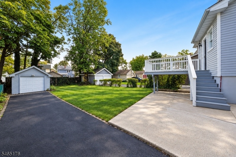 Detached garage