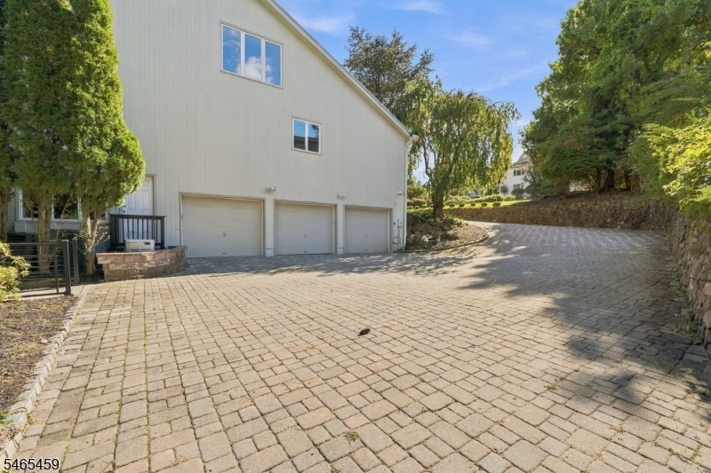 Garage/ Driveway