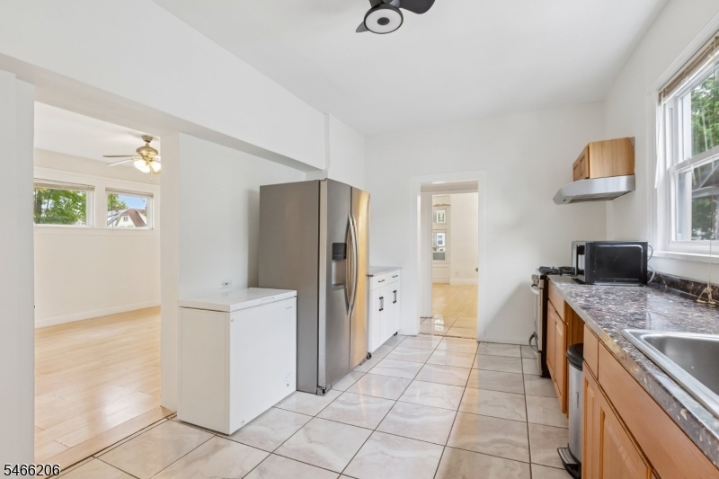 Kitchen (alt. view)