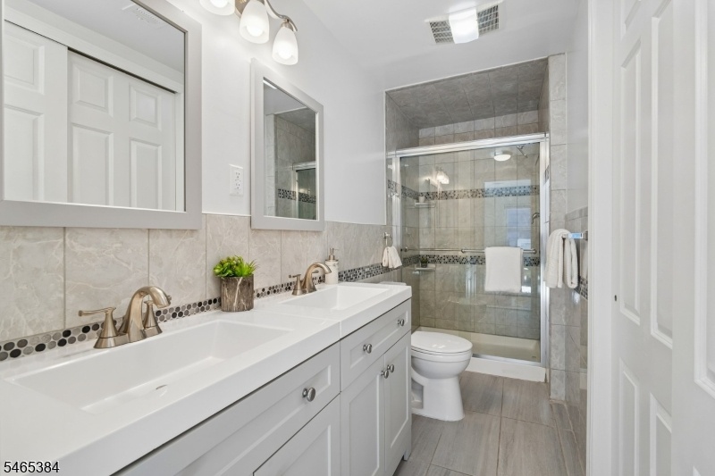Primary En-Suite Bath