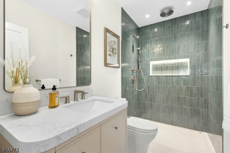 Lower Level Full Bath