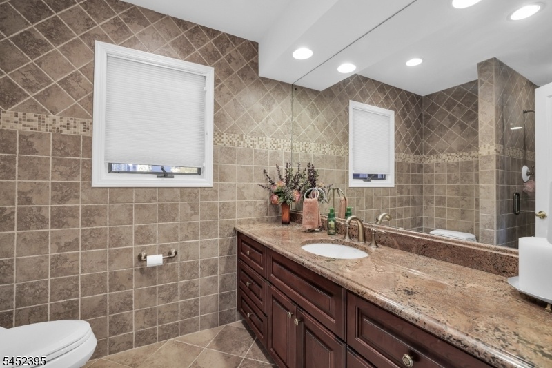 Ensuite Full Bath