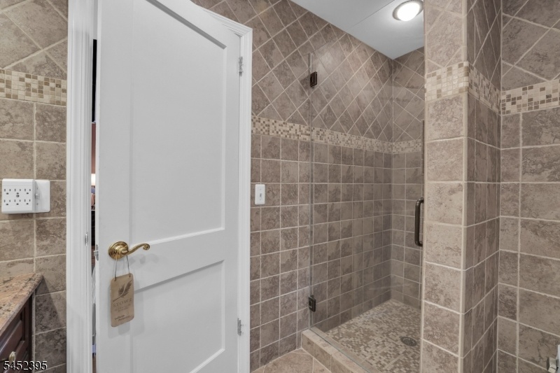 Ensuite Full Bath
