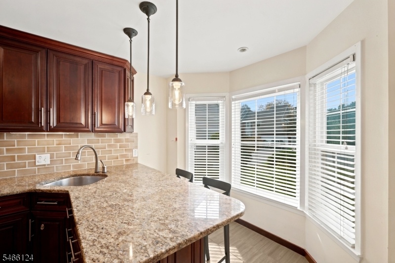 EAT-IN KITCHEN