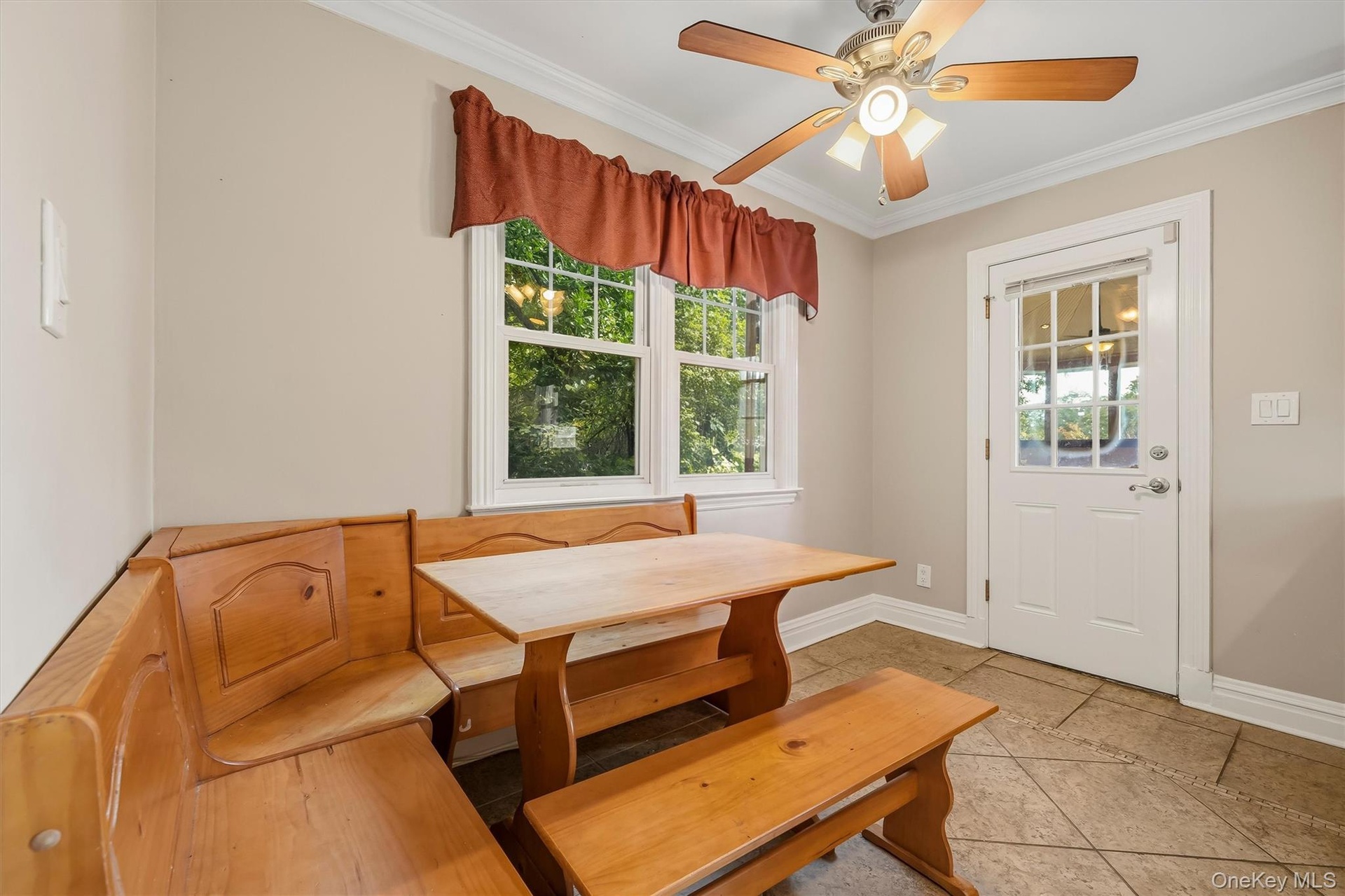 Table, Banquette and Bench will stay!