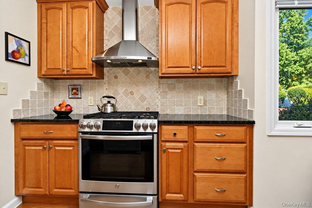 5 burner stove and tumble marble backsplash