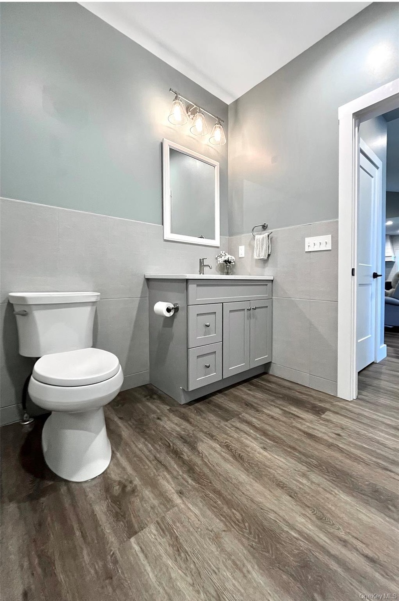 Main / Hallway bath