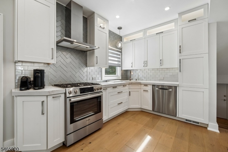 Kitchen w/SS appliances