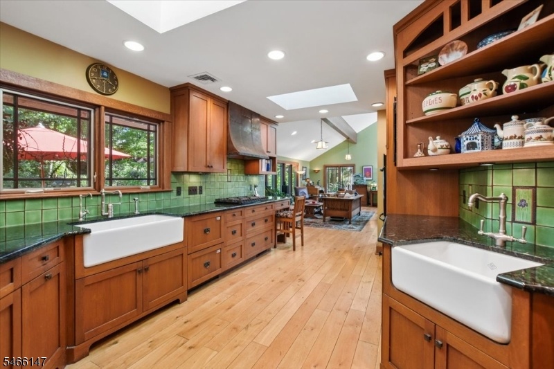 2 FARMHOUSE SINKS