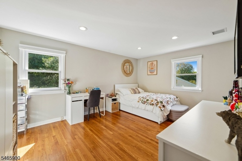 Bedroom w/half bath