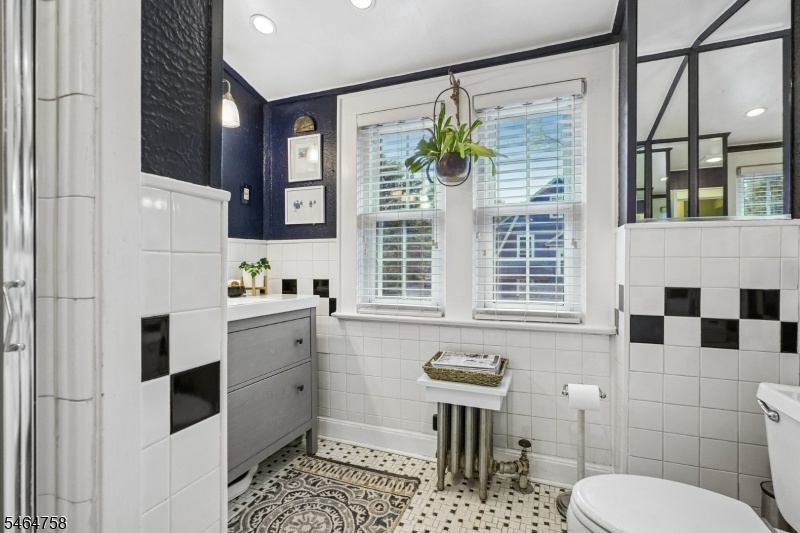2nd Floor Full Hall Bath