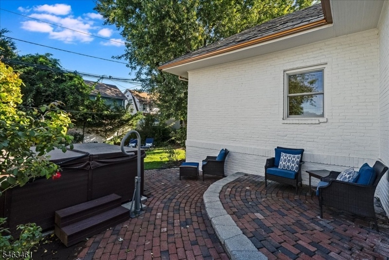 Patio w/ Hot Tub