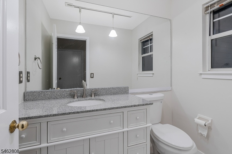 POWDER ROOM, FIRST FLOOR