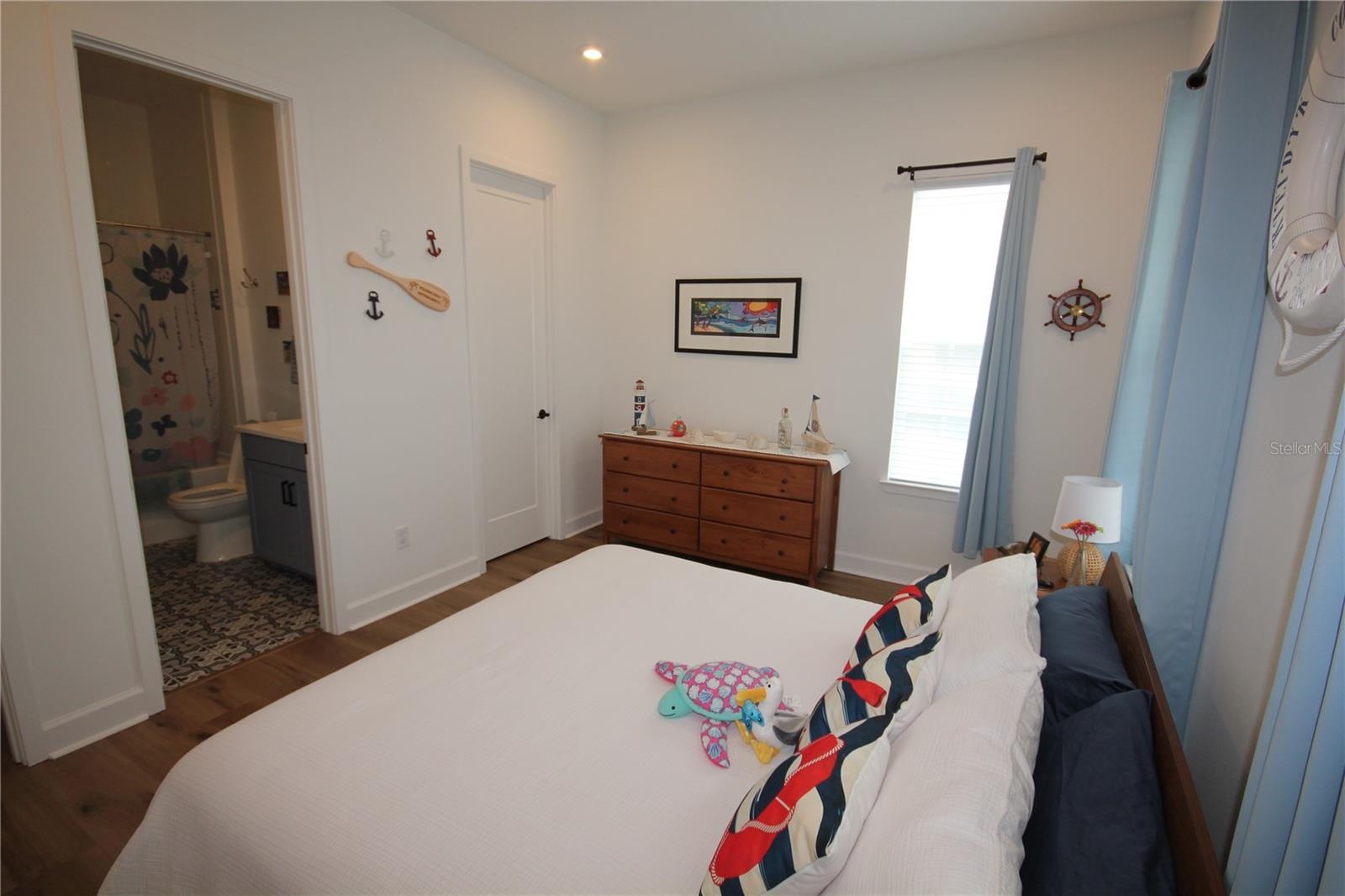 1ST FLOOR GUEST SUITE WITH EN-SUITE BATHROOM