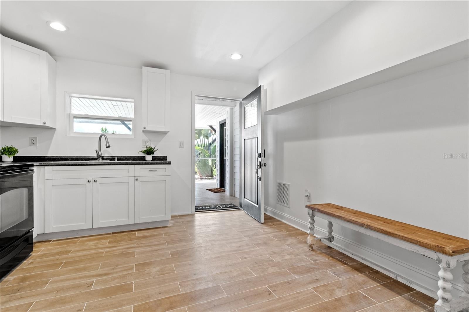 1 bedroom studio apartment, in law suite, private entrance.